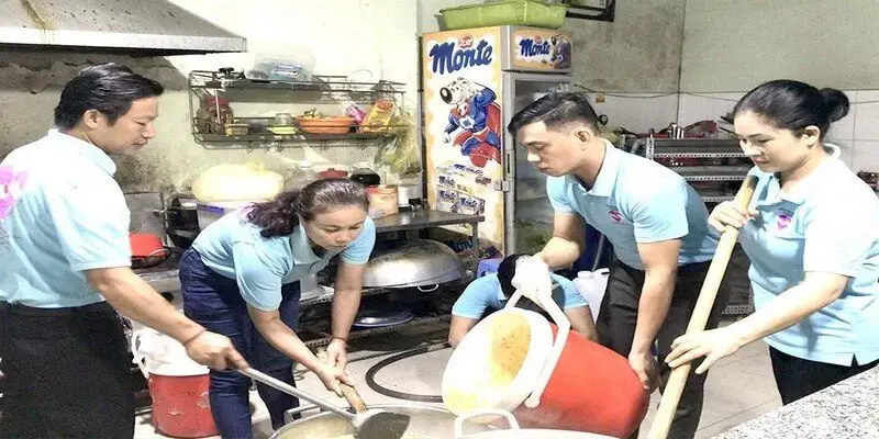 Đội ngũ nhân viên cẩn thận trong quá trình chế biến thức ăn