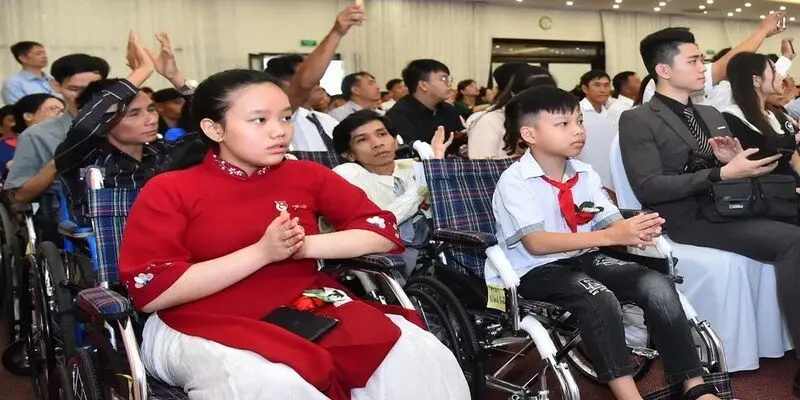 Hình thức tổ chức của dự án Bước chân thiện nguyện F8BET phát quà người tàn tật