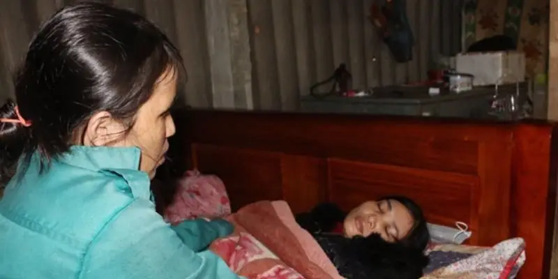 Cuộc sống bất hạnh của hai mẹ con chị Tina khiến nhiều người xót xa